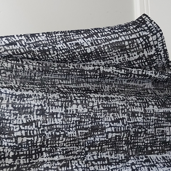 4XL blouse,white and black pattern, fairly sheer - Picture 4 of 5